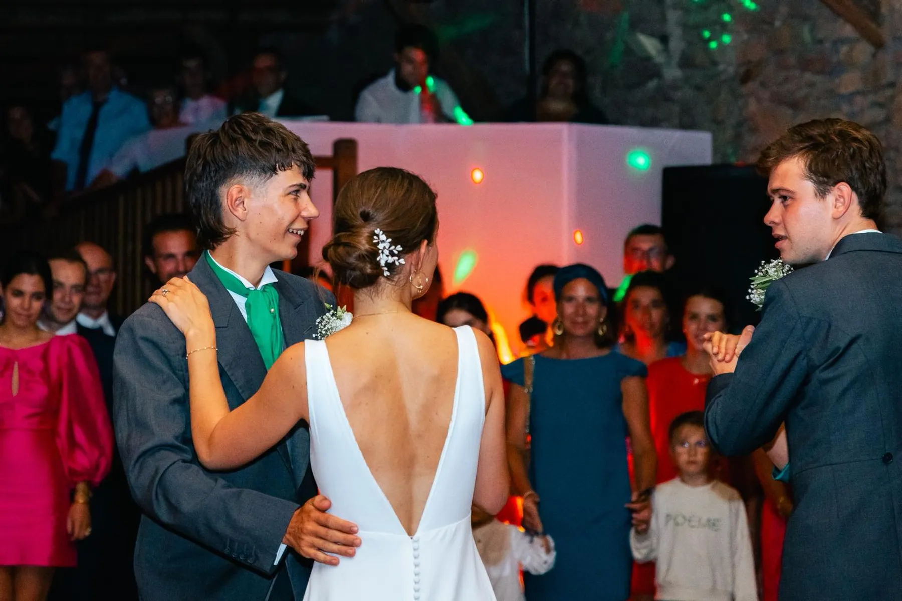 Louise danse avec son marié, dos en V de la robe de mariée fermé par des boutons couverts